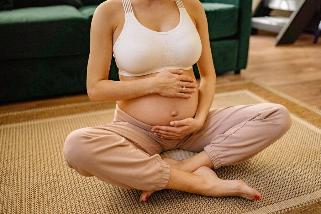 yoga perinatal, yoga prénatal et postnatal, maman bébé en ligne