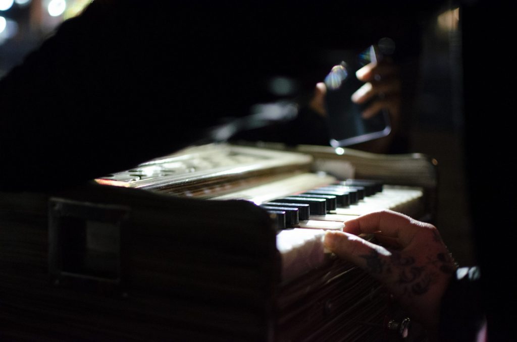 chant de mantra, kirtan, bhajan lyon